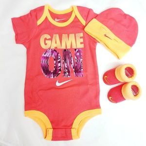 Nike Infant 3 piece - New Baby Set - 0-6 M